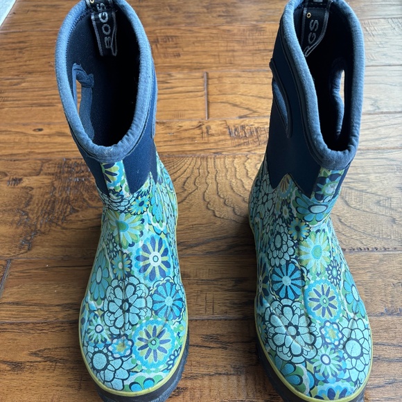 Bogs Classic Mid Lanai Blue Floral Boots Women’s Size 7 - Picture 1 of 6
